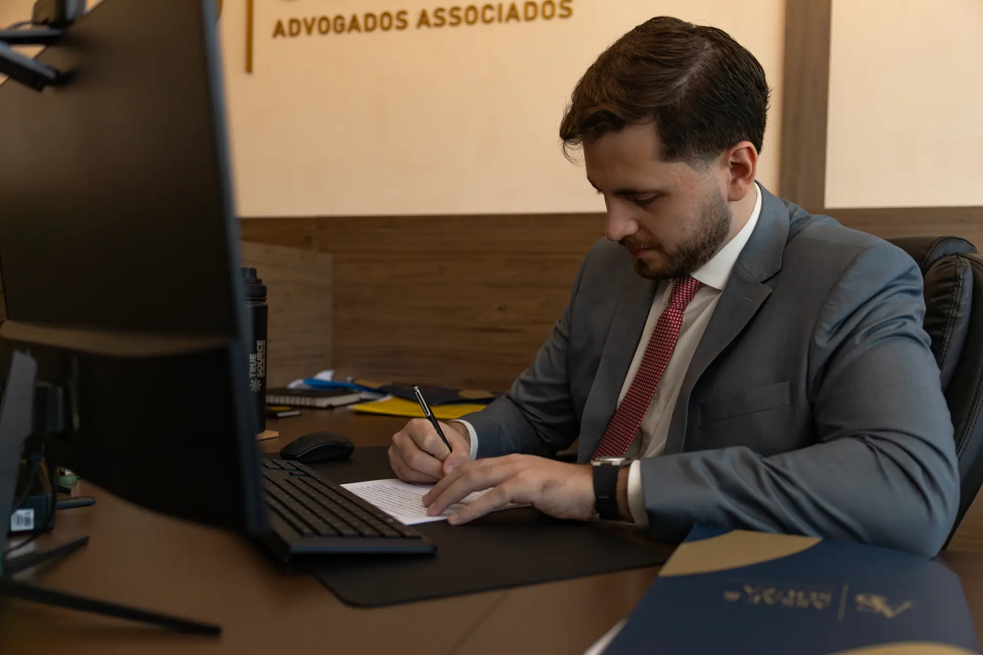 Advogado analisando documentos jurídicos